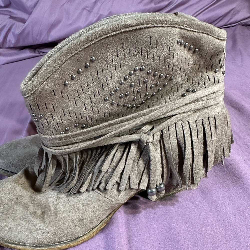 Size 8 women’s heeled booties - Picture 2 of 7